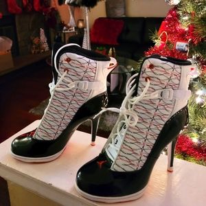 Woman's Nike Sportswear at it's FINEST.  8.5. BLACK,RED,WHITE